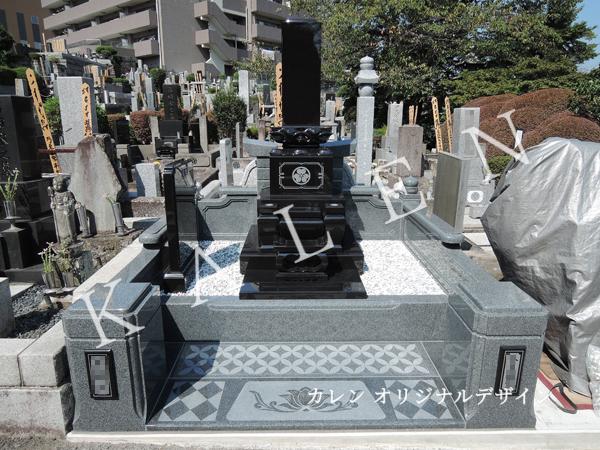 敷石に蓮の花のイラストが刻まれている和型墓石(東京都稲敷市)