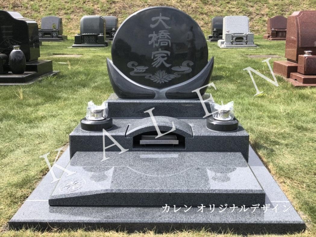 芝生に建つデザイン墓石(群馬県太田市八王子山公園墓地にて)