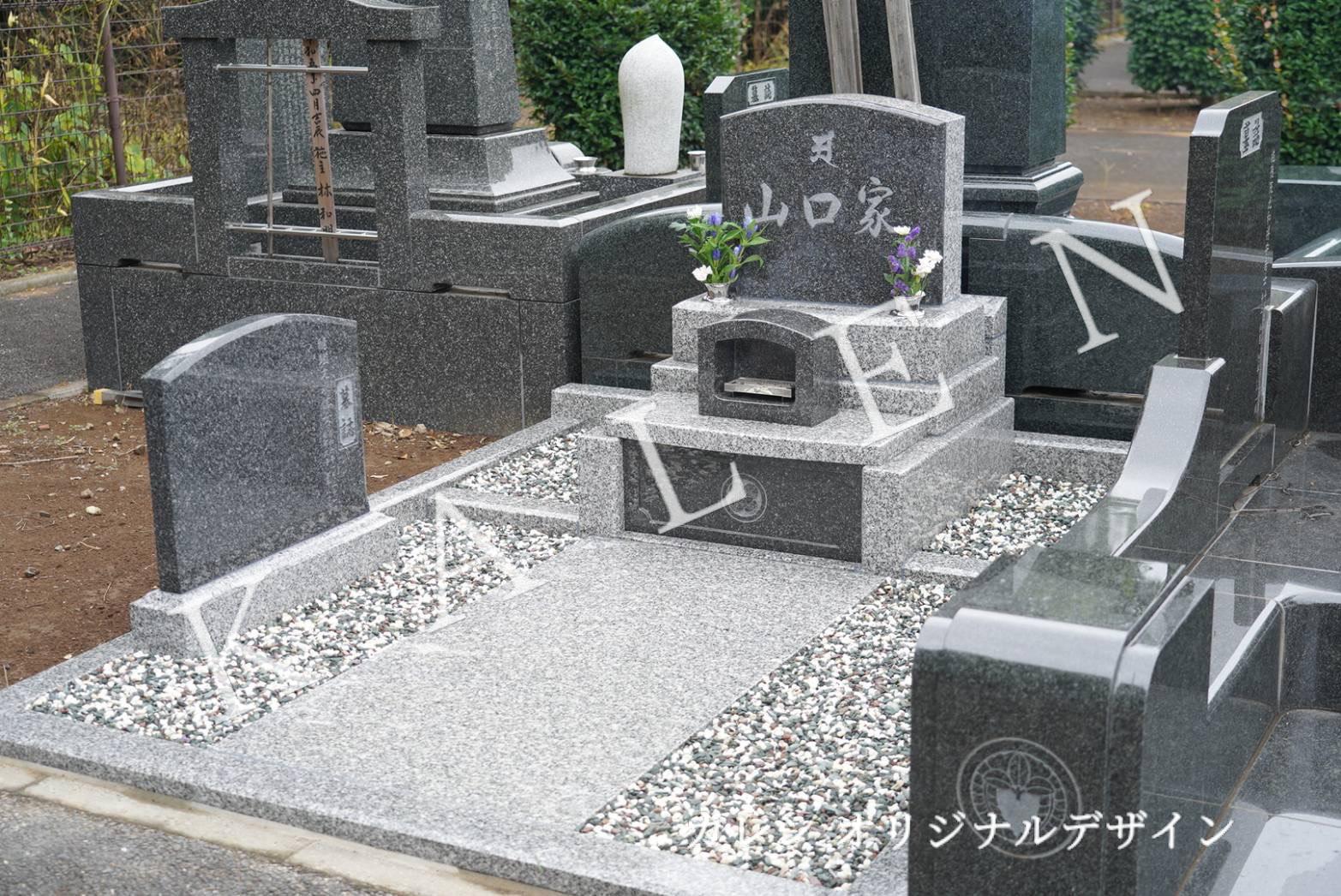 グレー色と白色の石材を組み合わせた洋型墓石（墓石のカレン施工）