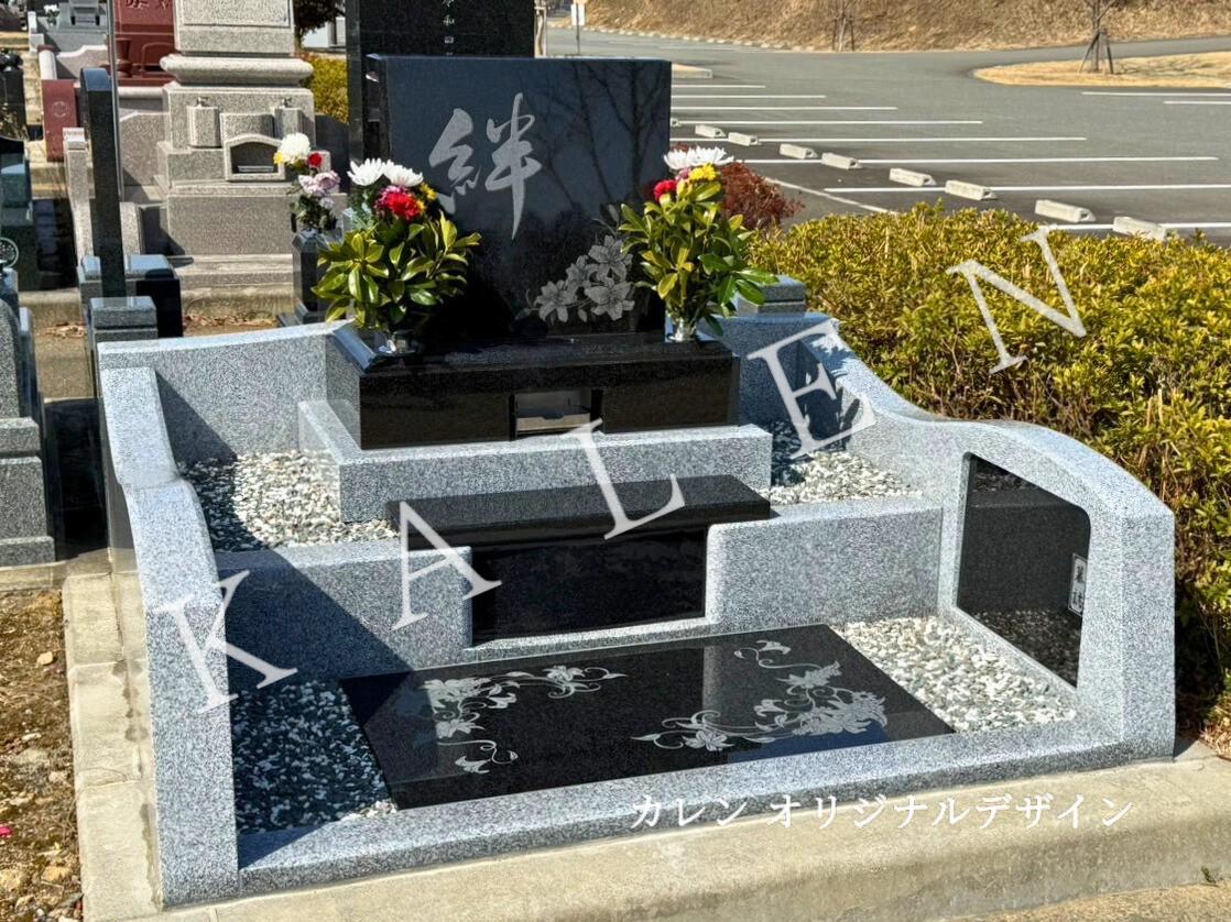 百合の花咲くデザイン墓石（福島県南相馬市）