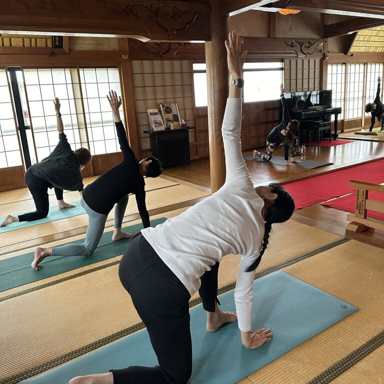 出典：観性寺　朝ヨガの様子