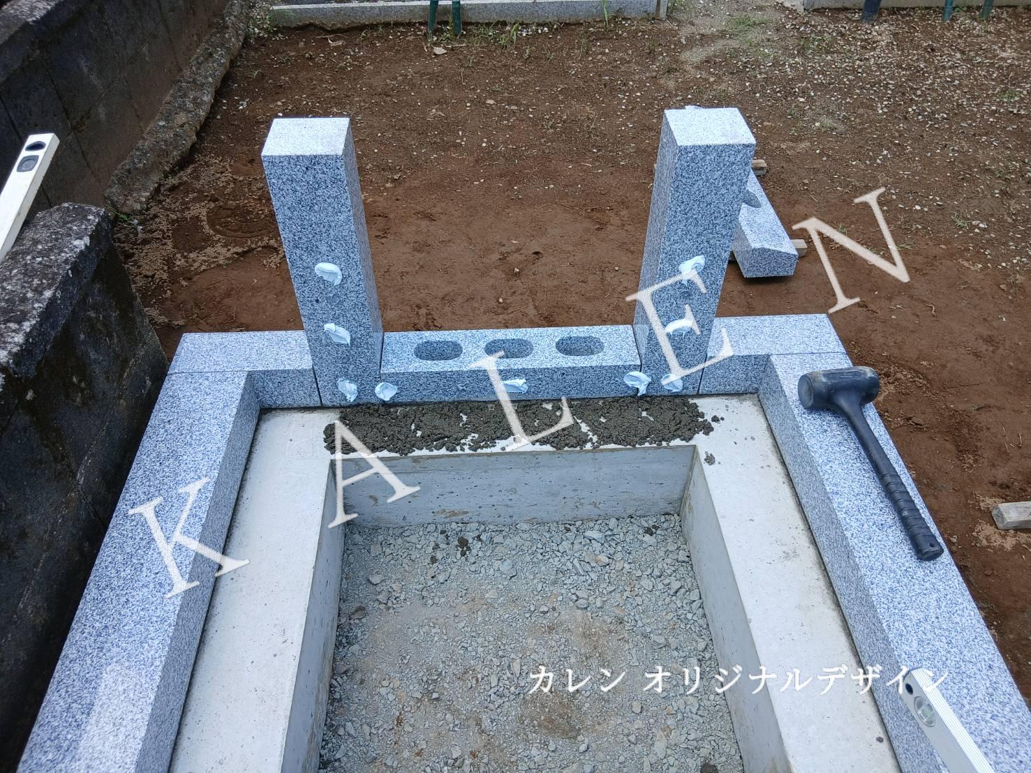 塔婆立てを施工している様子