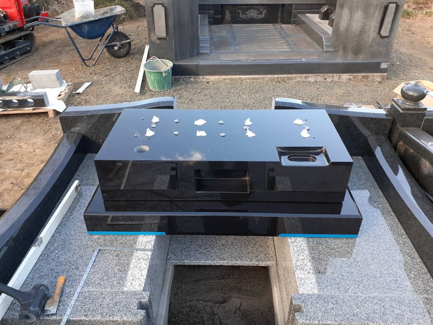 墓石施行の様子