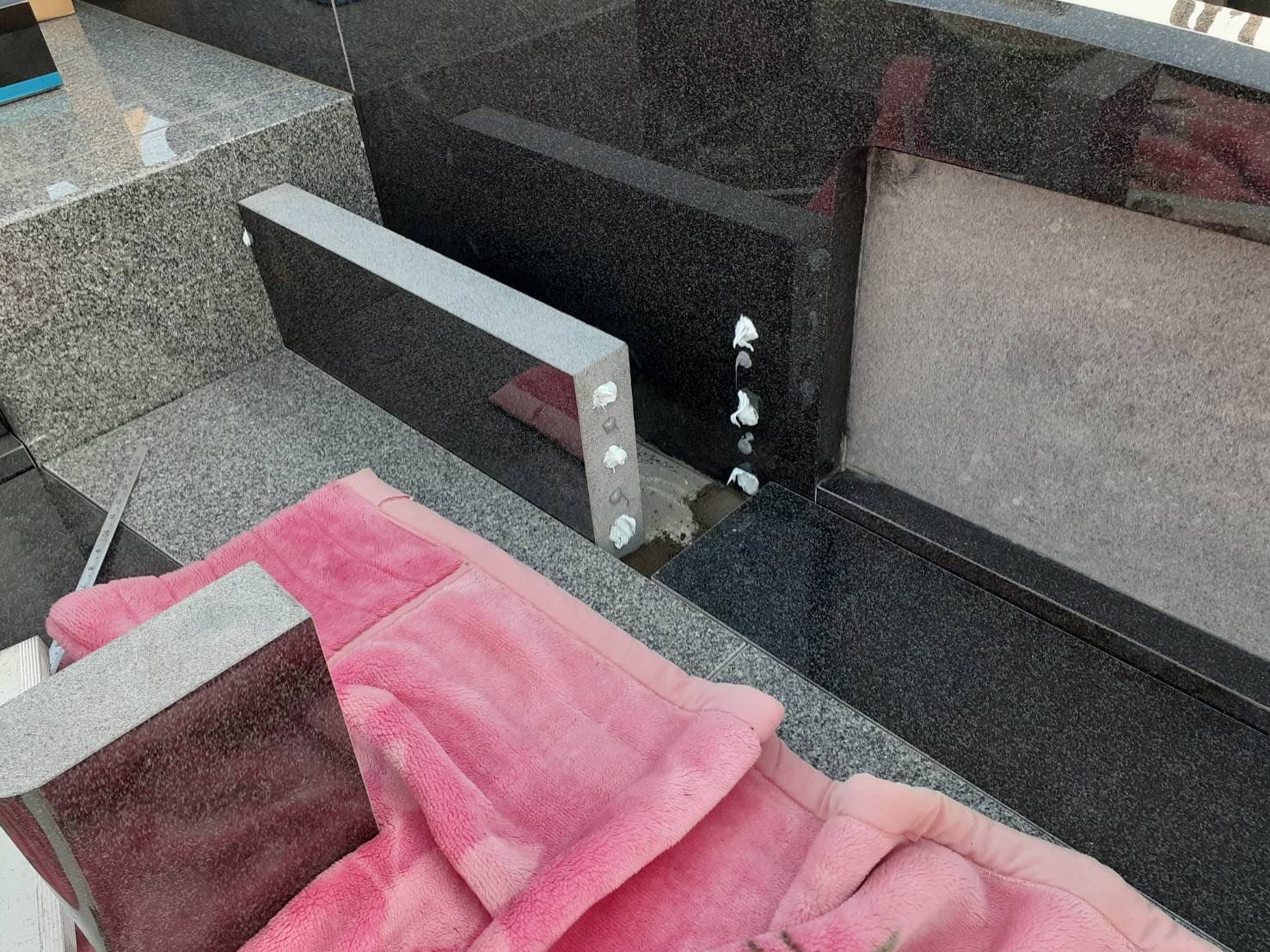 ベンチ施工の様子