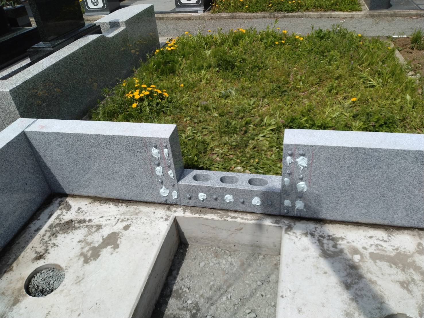 塔婆立てを施行している様子