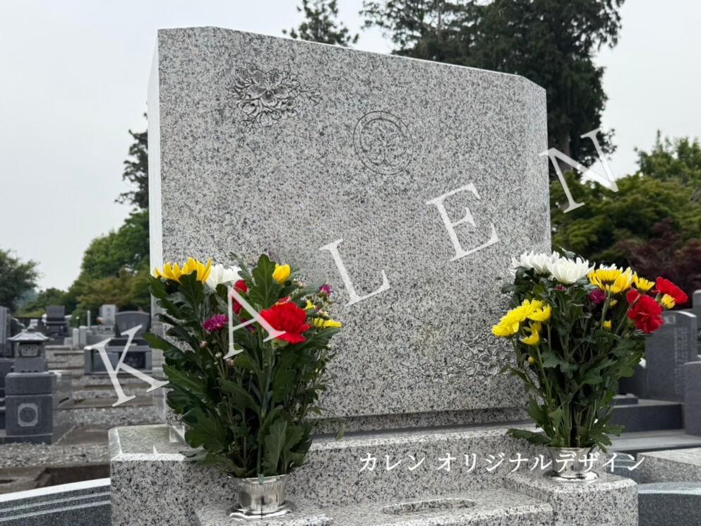 万成石の大きな石塔（栃木県小山市）