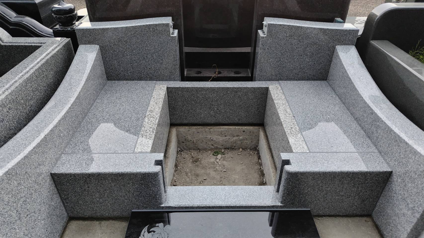 墓石施工の様子