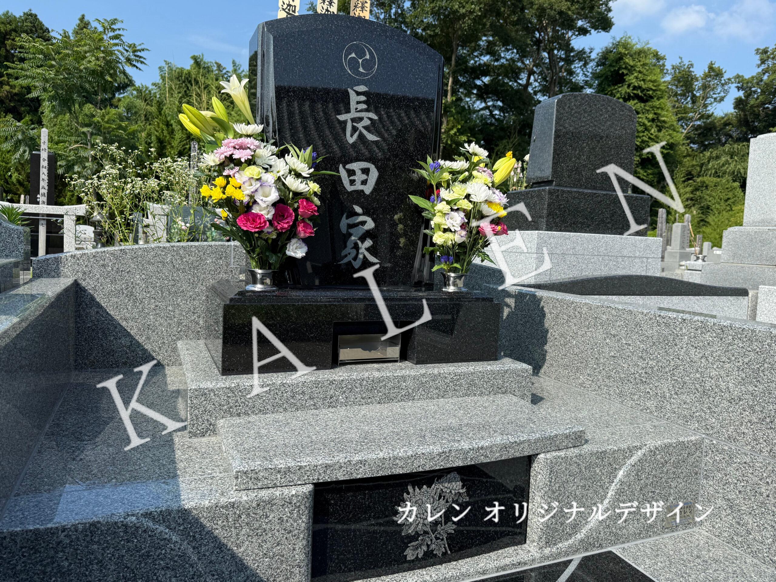 大きな石塔に家名が堂々と刻まれている和洋型のお墓（埼玉県日高市）