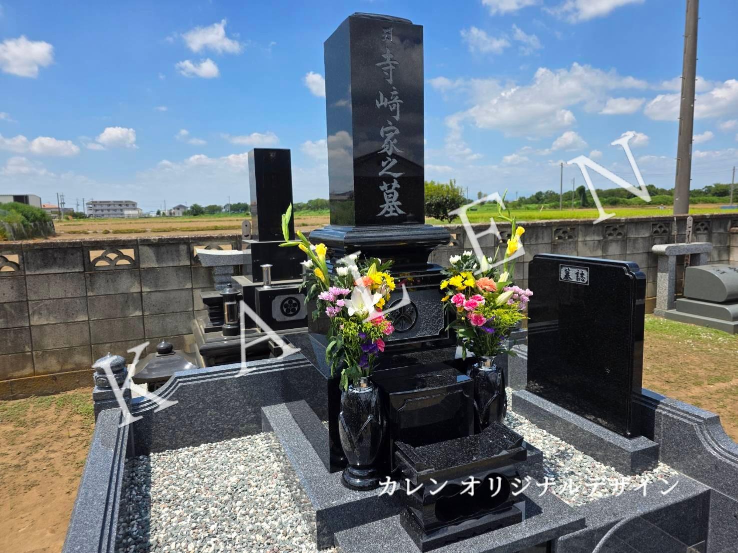 黒色石塔が堂々とした和型墓石（群馬県板倉町）