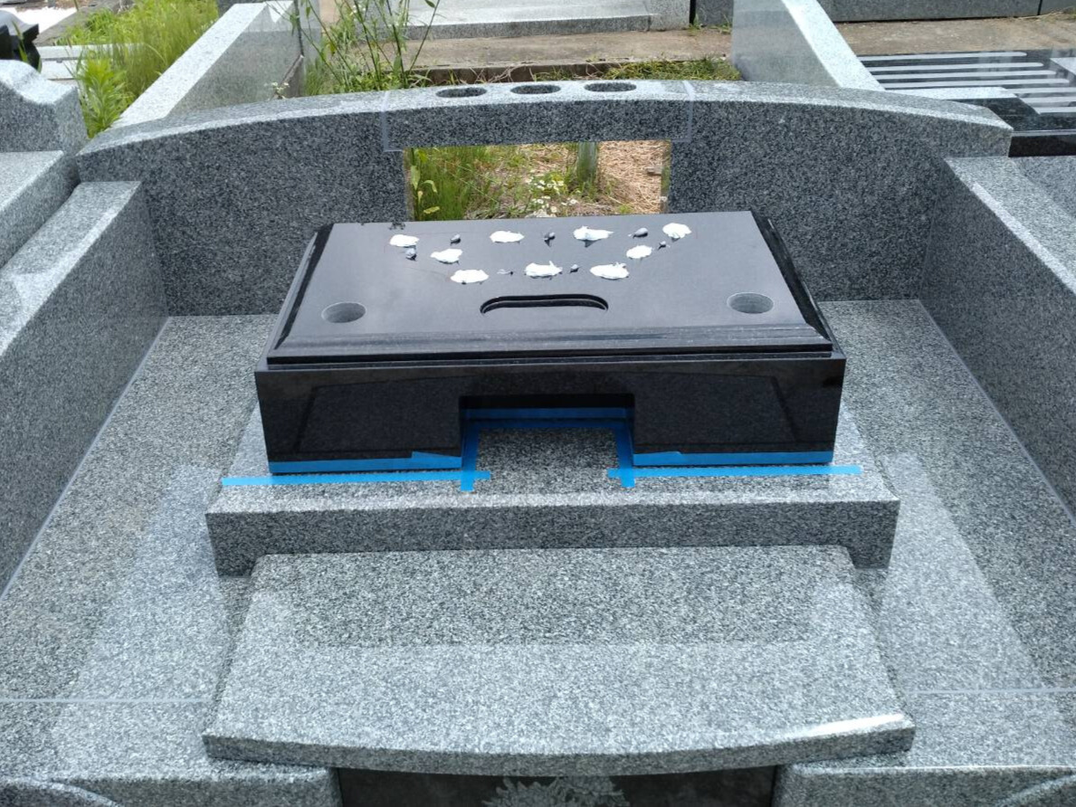 石塔を施工している様子