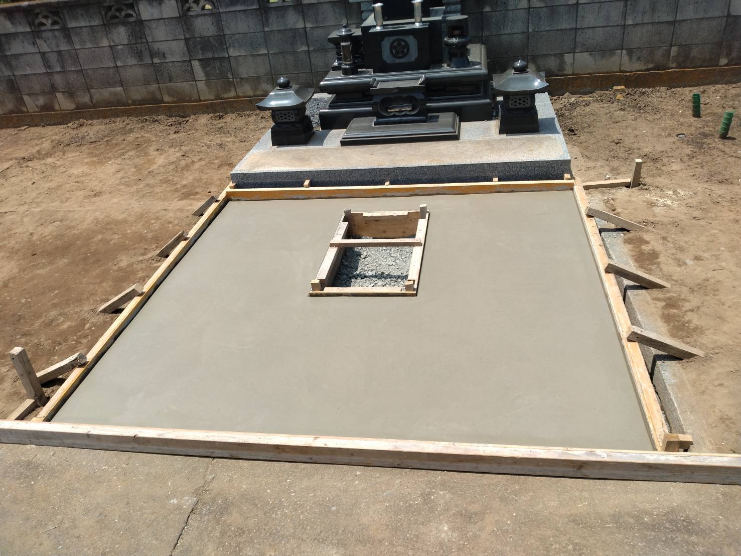 墓地の基礎工事の様子