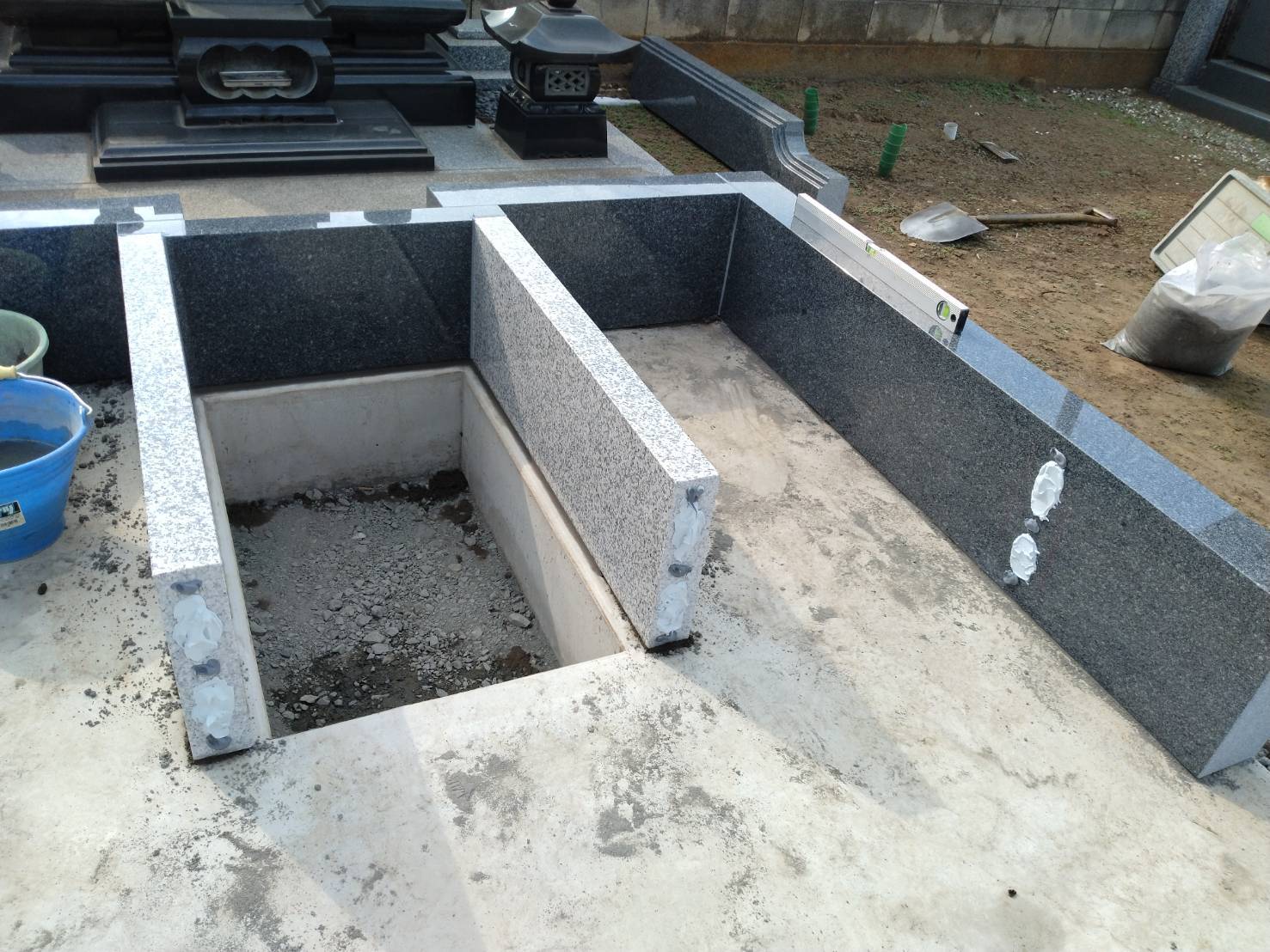 カロート、外柵を施行している様子