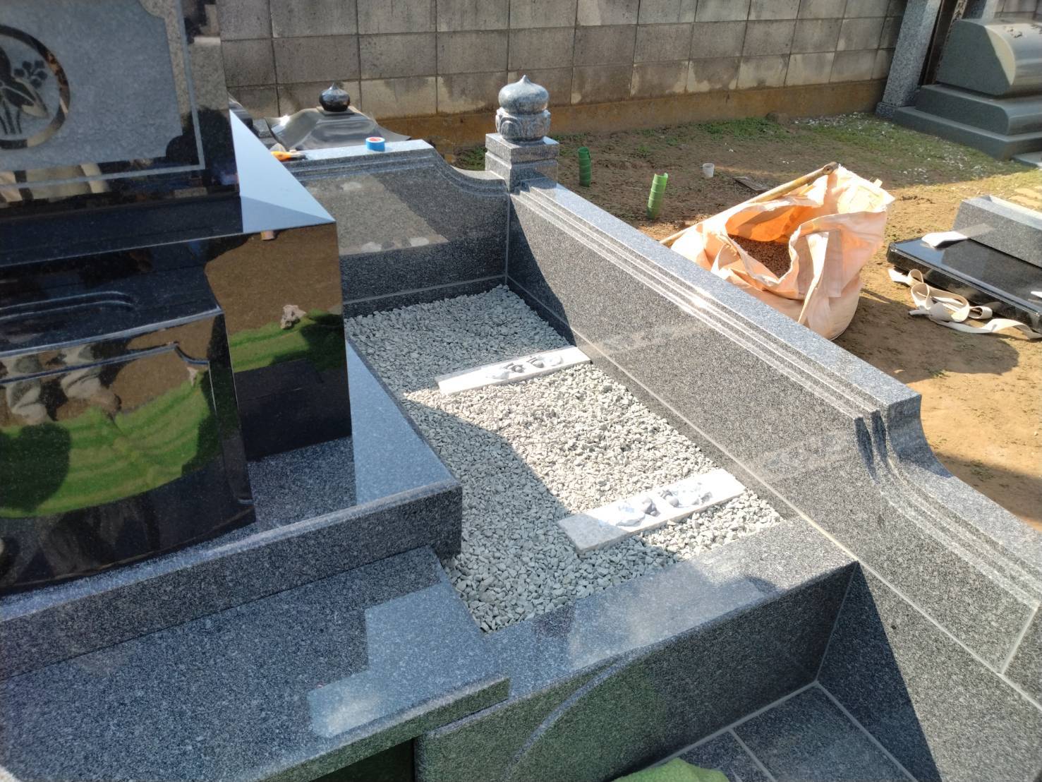 墓石の建て込みの様子