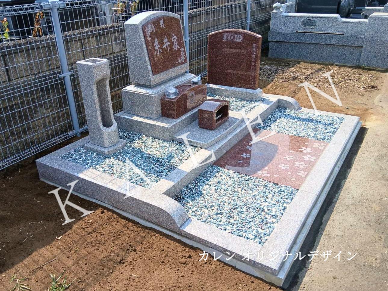 塔婆立てと墓誌の参考写真（墓石のカレン施工）