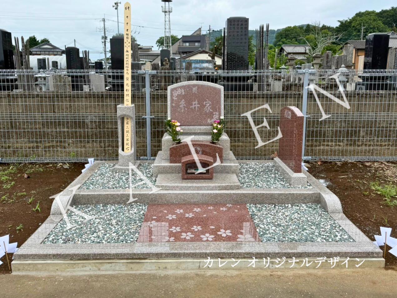 ピンク色の石材を使用した洋風のお墓(栃木県藤岡町)