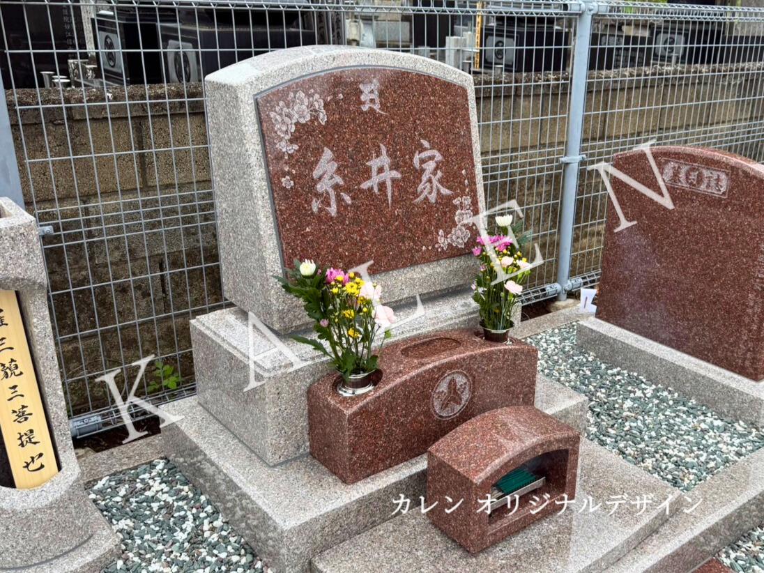 家名と桜のイラストが彫刻されている（栃木県藤岡町）