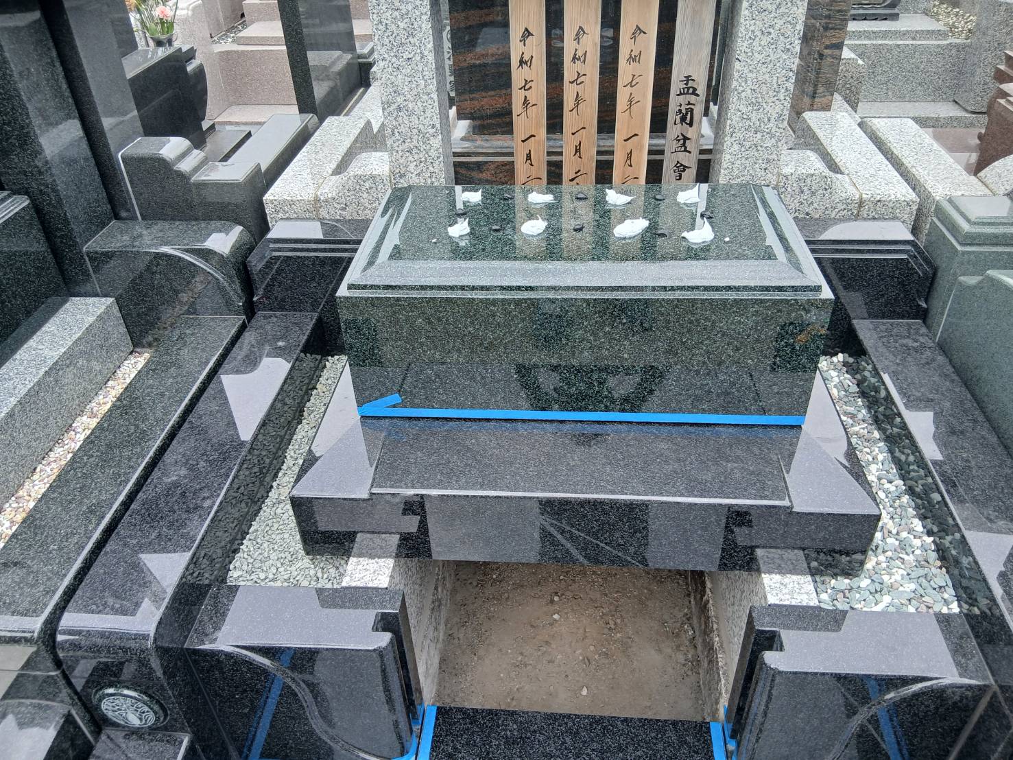 石塔を施工している様子