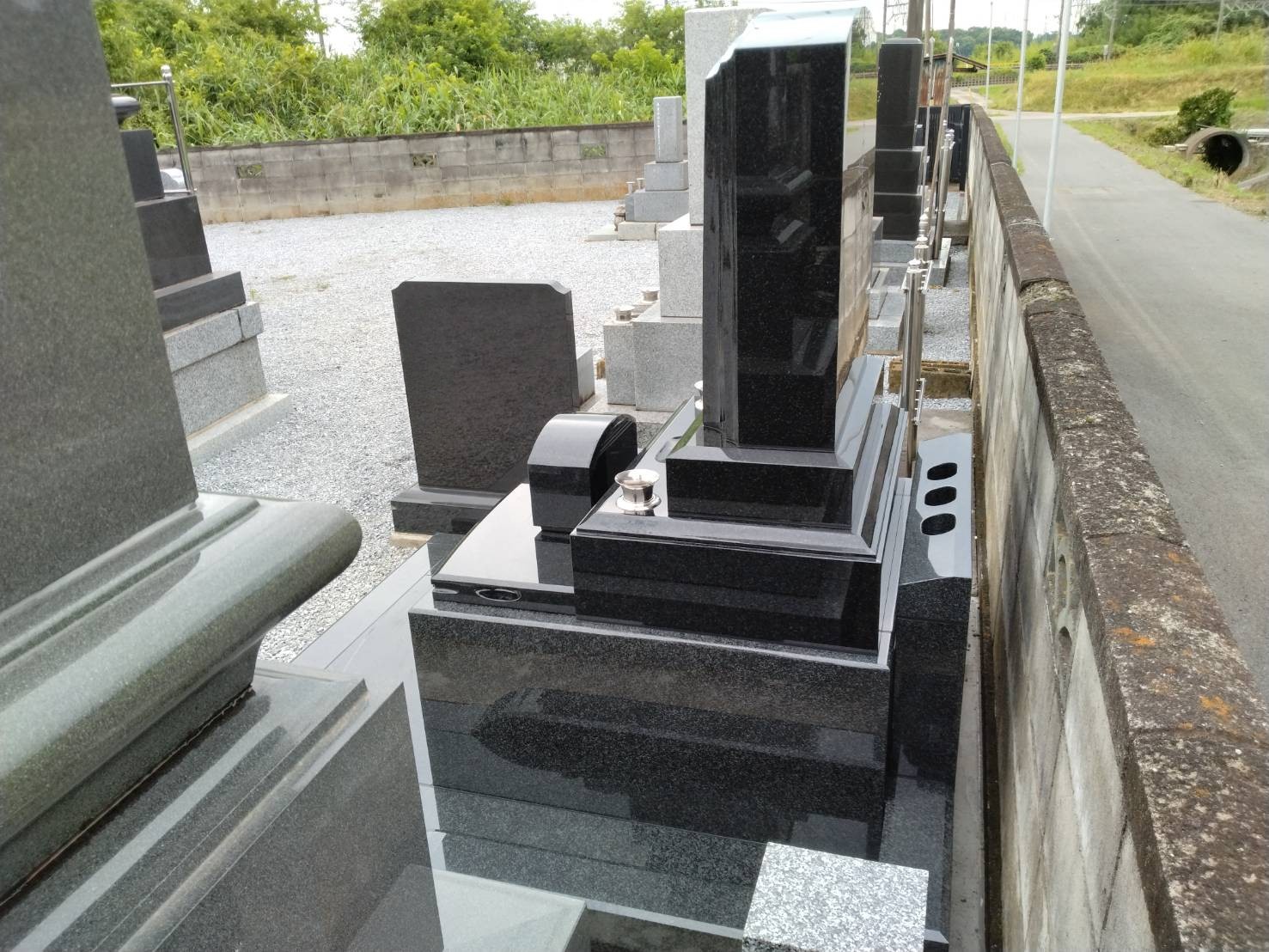 熟練工による墓石の建立風景