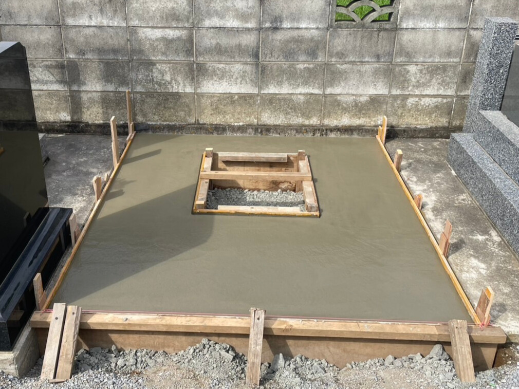 墓地コンクリート施工の様子