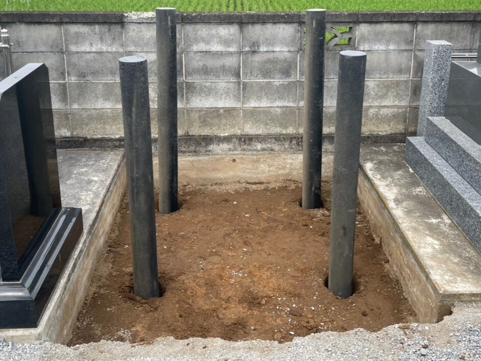 杭を打って地盤改良工事をしている様子(墓石のカレン施工)