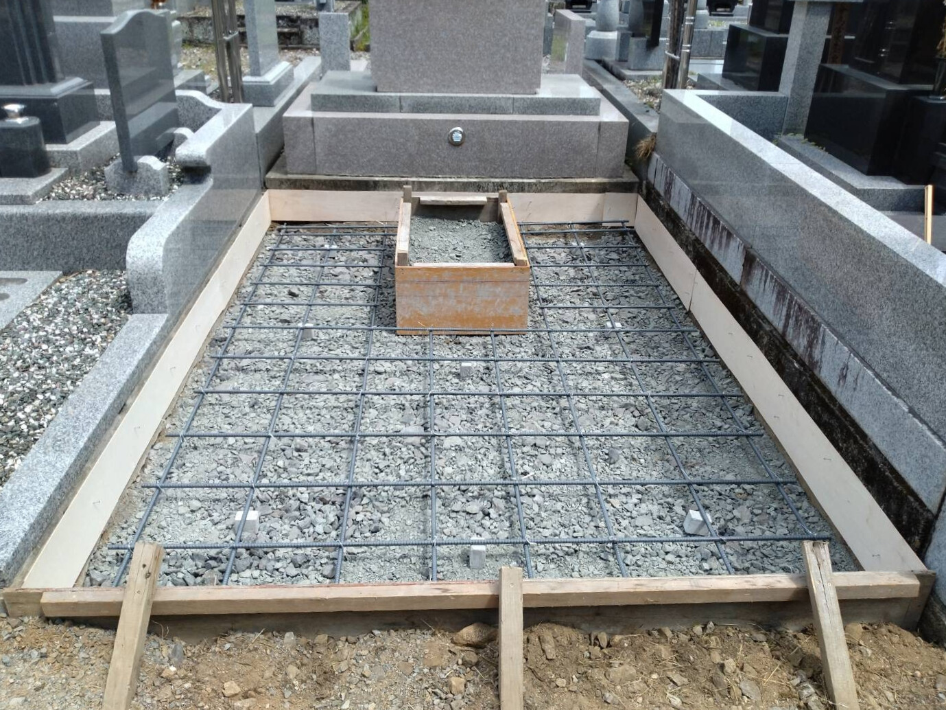墓地の基礎工事の様子