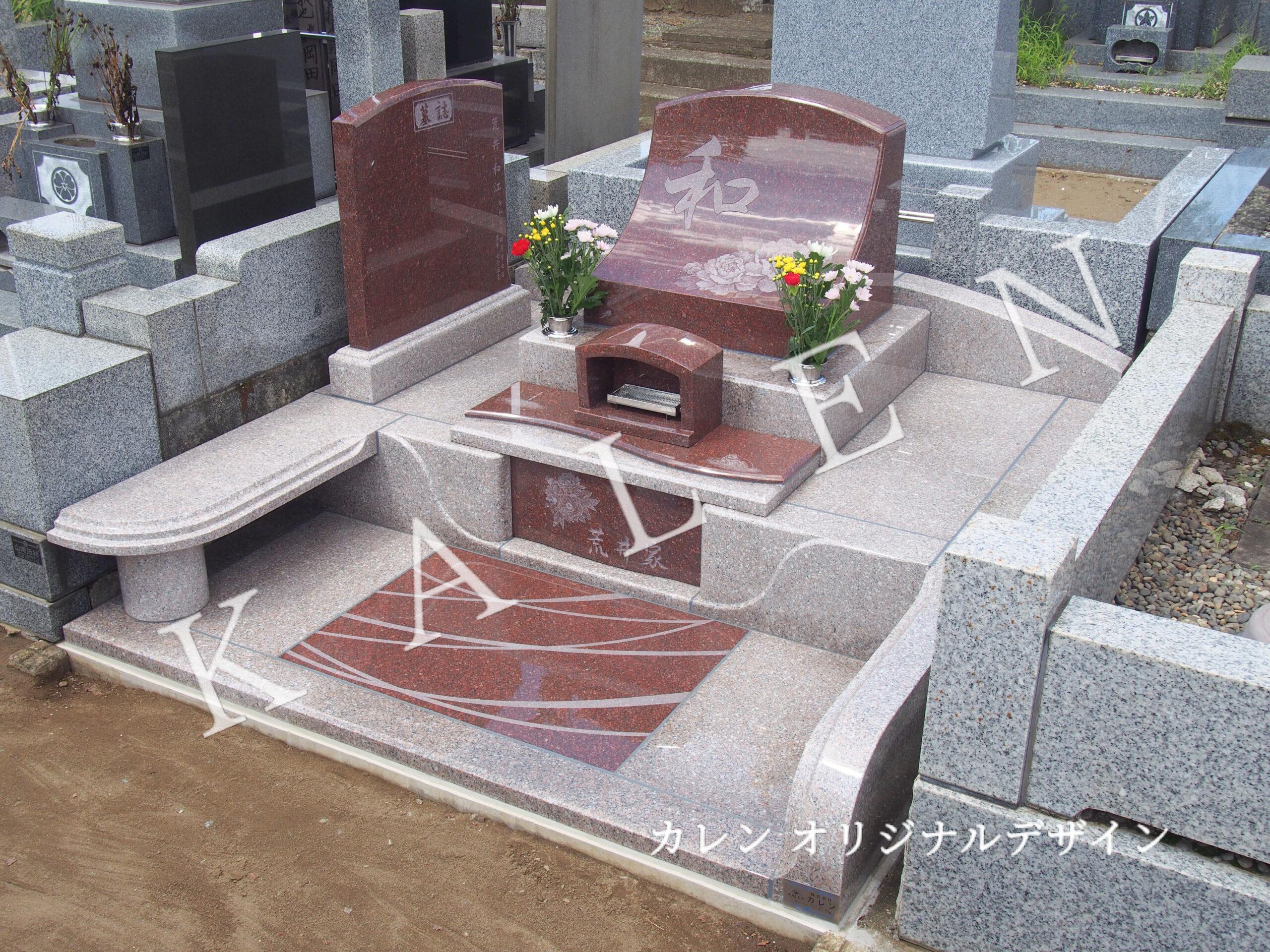 和の文字が刻まれたピンク色のお墓（埼玉県さいたま市）