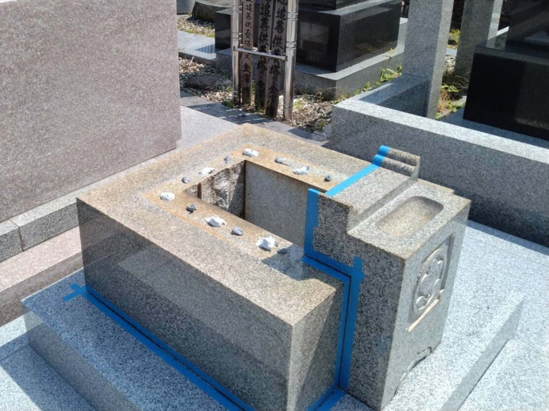 移設した石塔を建立している様子