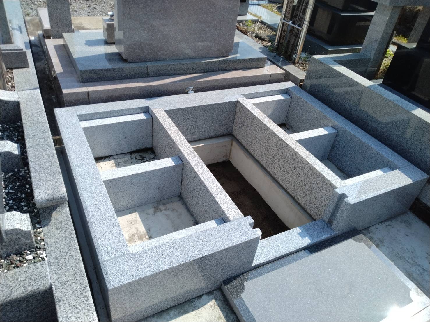 墓石建立の様子