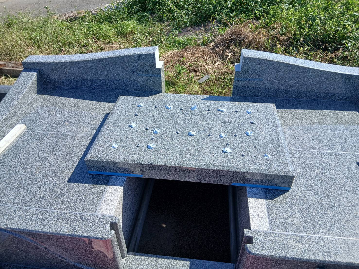 墓石を施工している様子