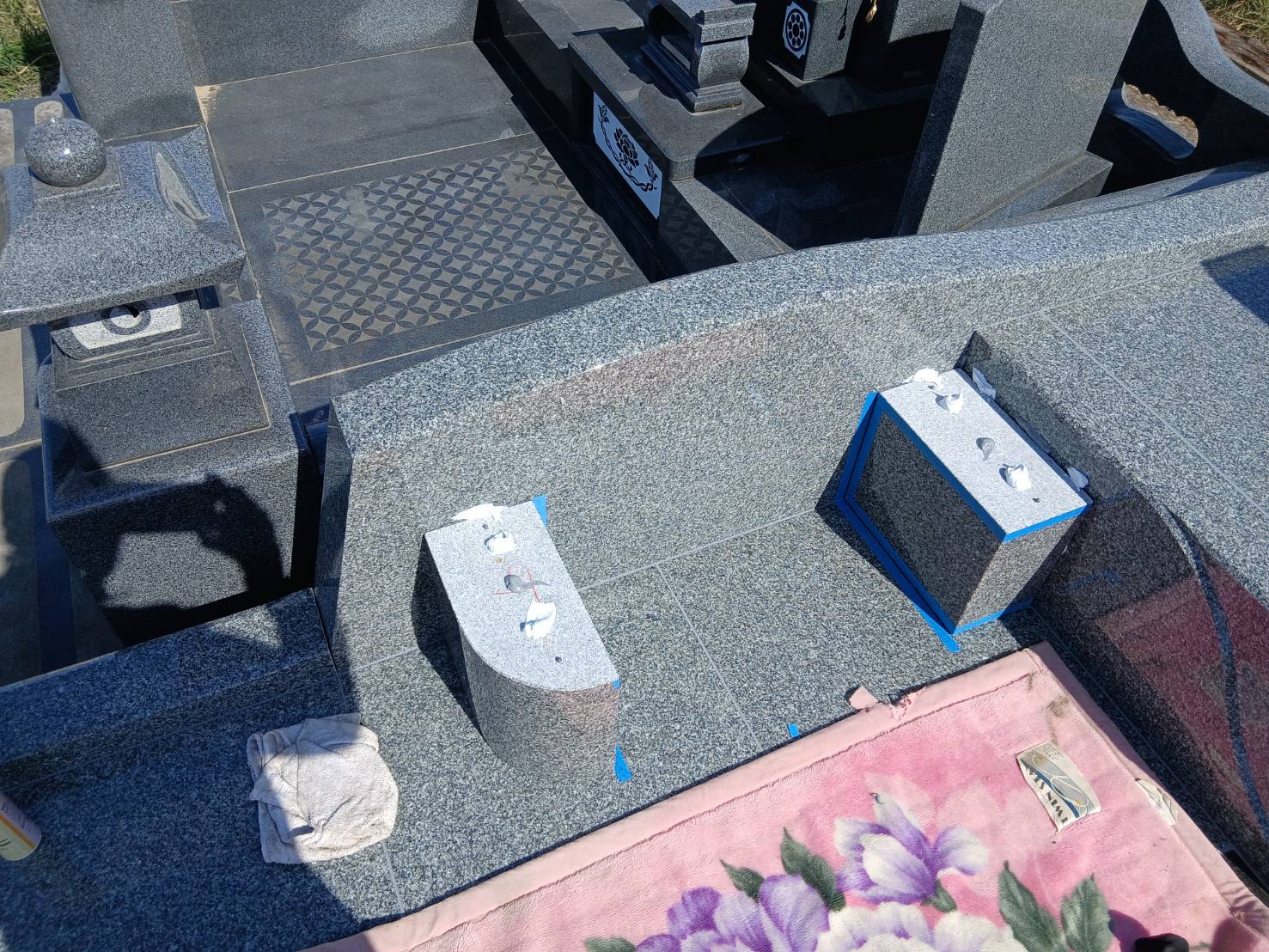 ベンチを施工している様子