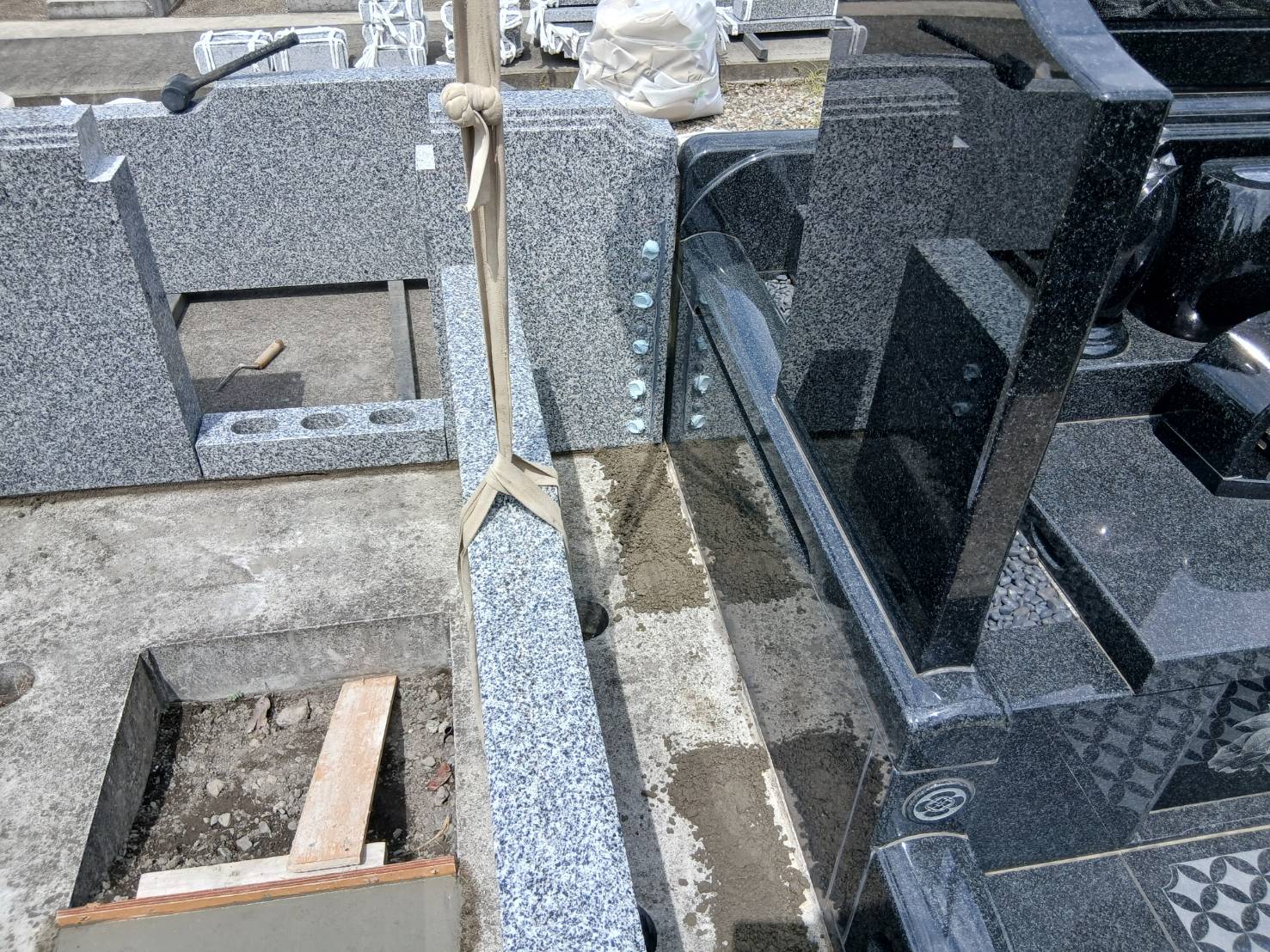 外柵を施工している様子