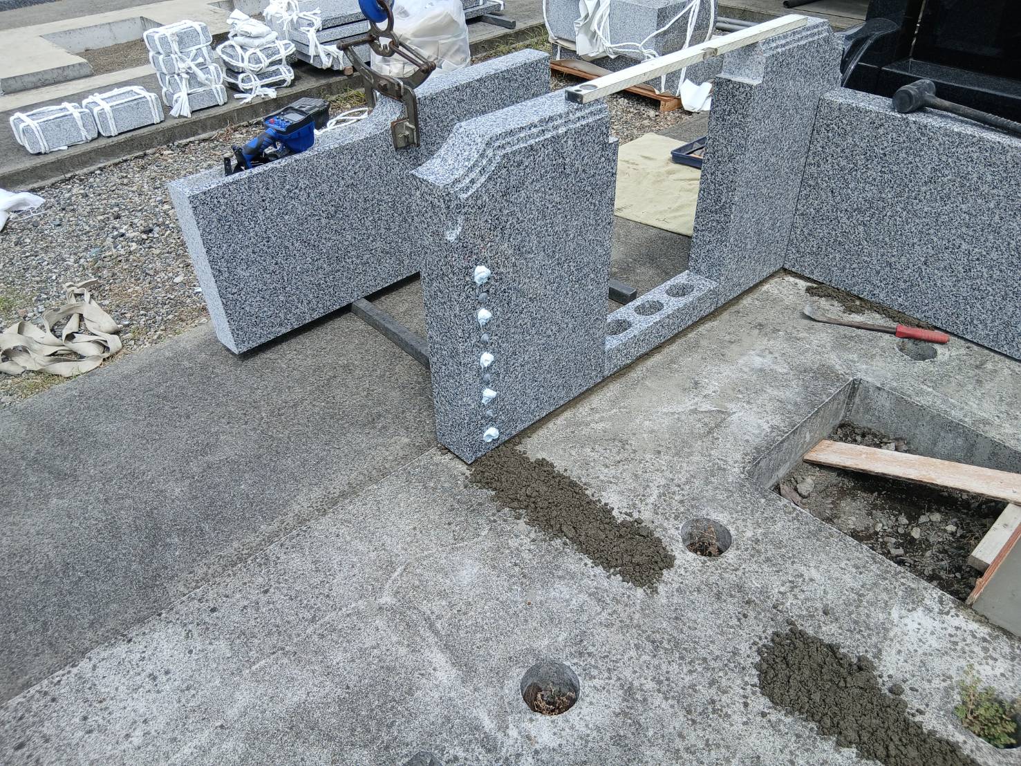 外柵を施工している様子