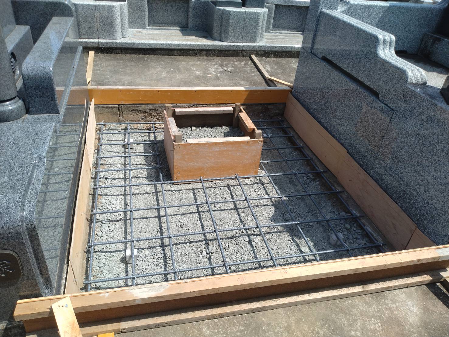 墓地の基礎工事の様子