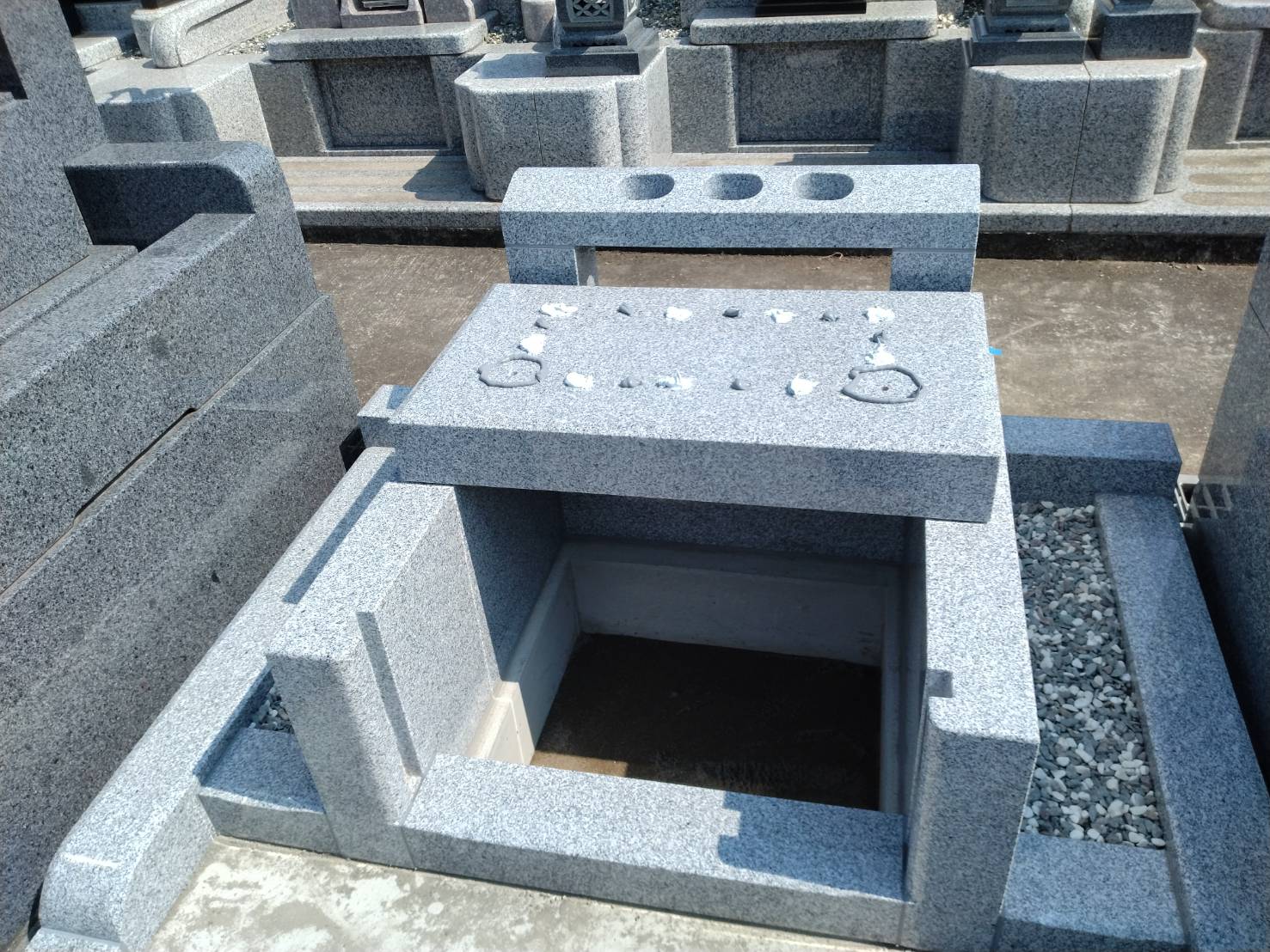 墓石建立の様子