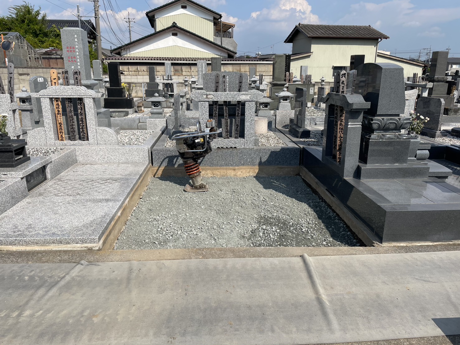 墓地を整地している様子