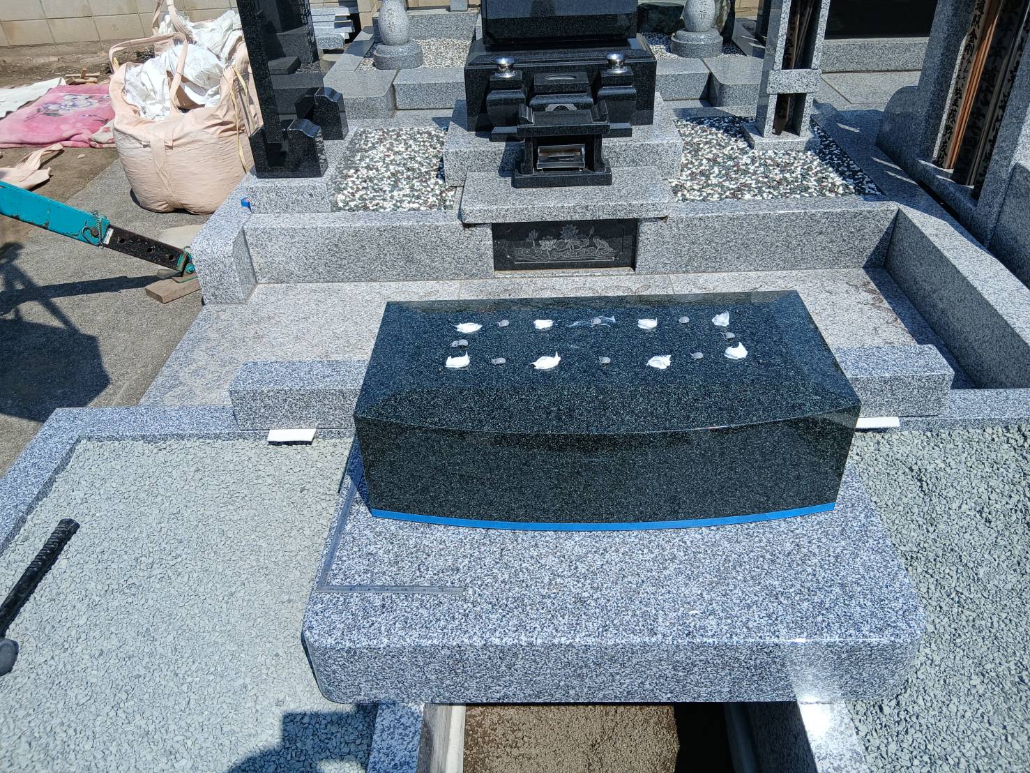 墓石建立の様子