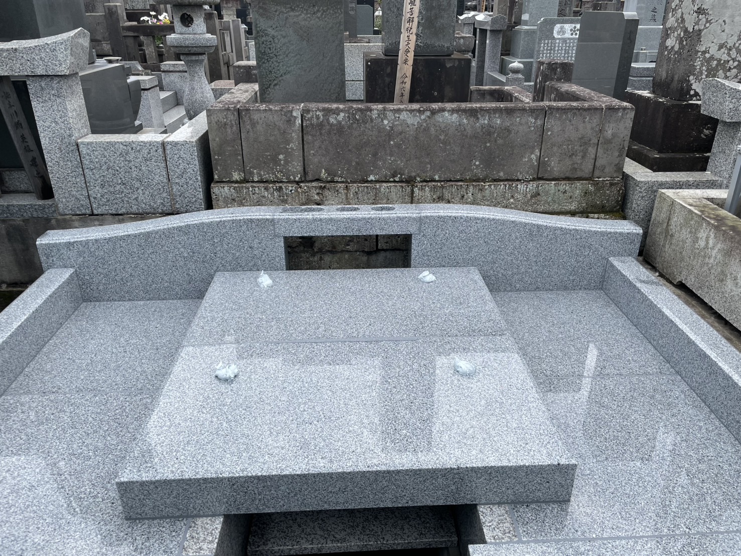 芝台を施工している様子