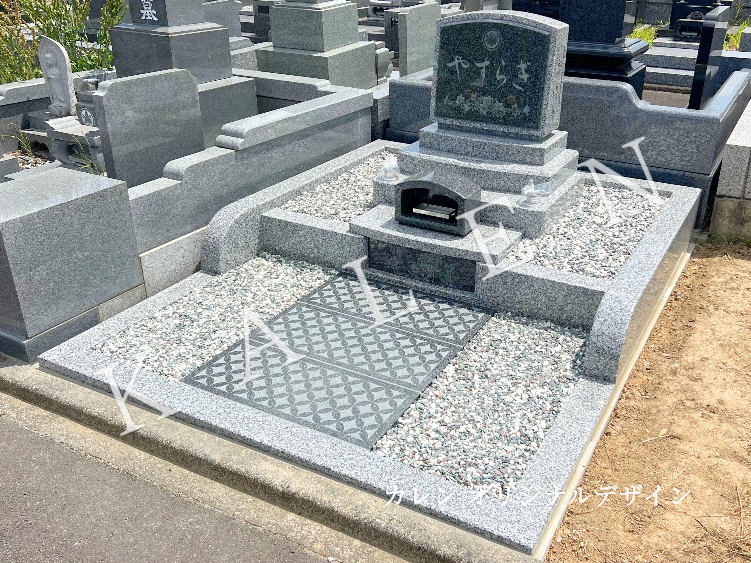 やすらぎの文字が刻まれた落ち着いた雰囲気の洋風墓石(さいたま市思い出の里)