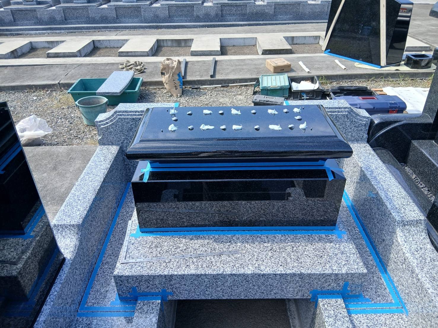 石塔を組み立てている様子