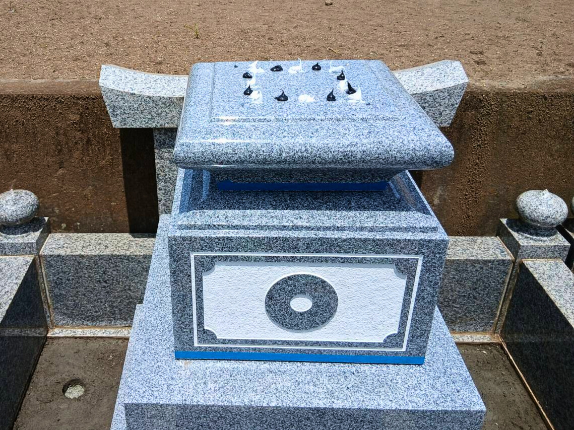 墓石建立の様子