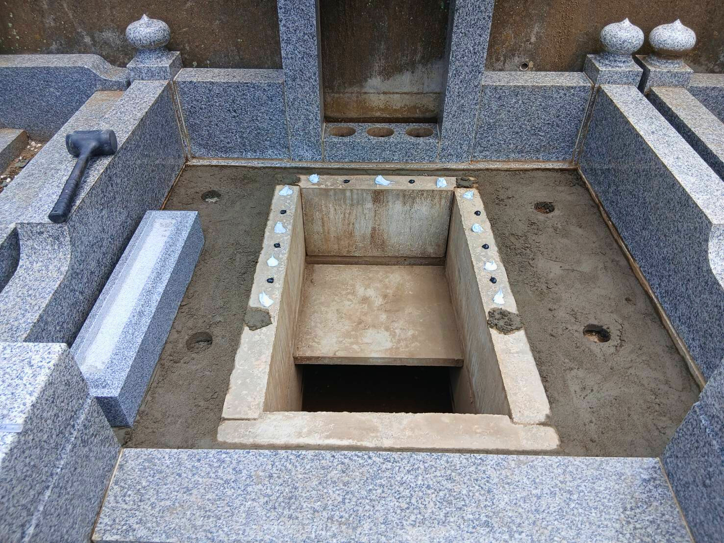 砂利の下にコンクリートを施工し雑草対策をしています