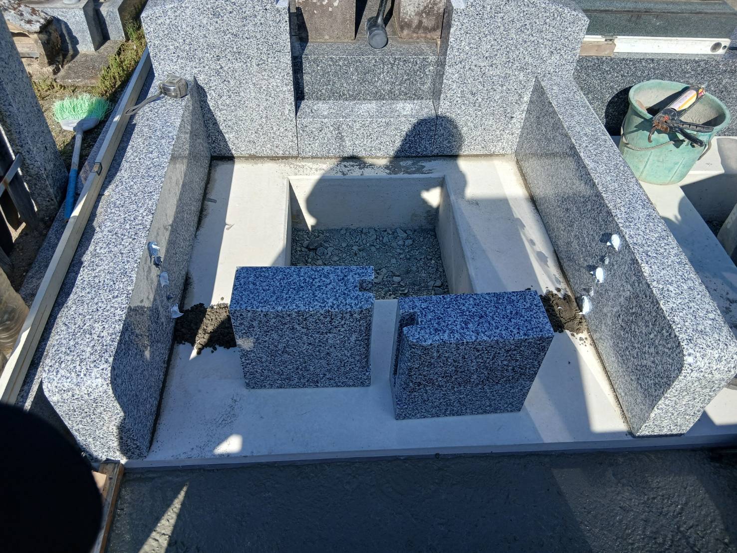墓石建立の様子