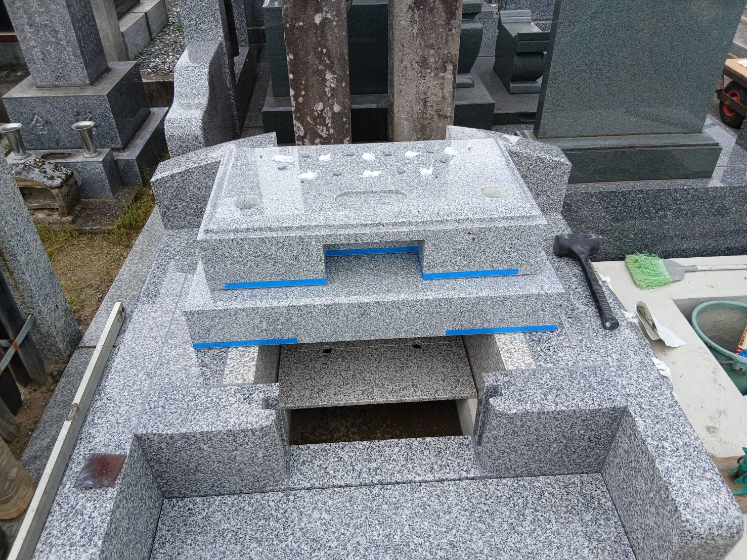 墓石建立の様子
