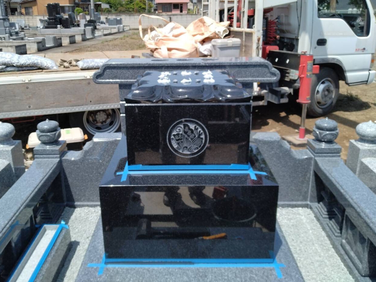 石塔建立の様子