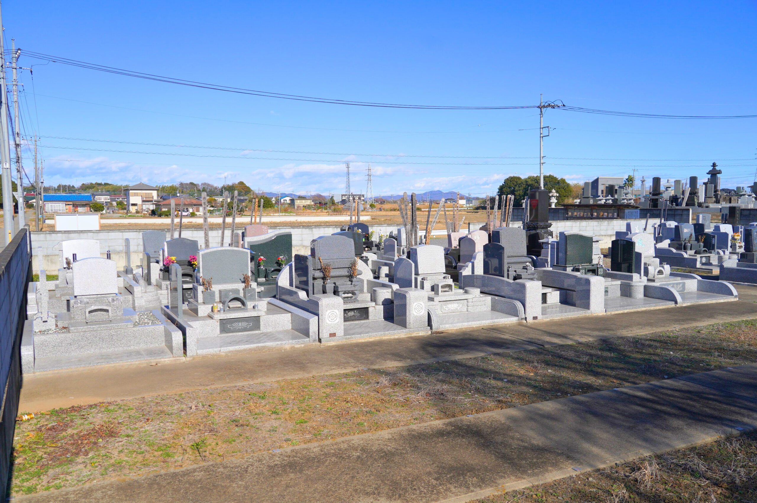 清潔に管理されている日向共同墓地(群馬県館林市)