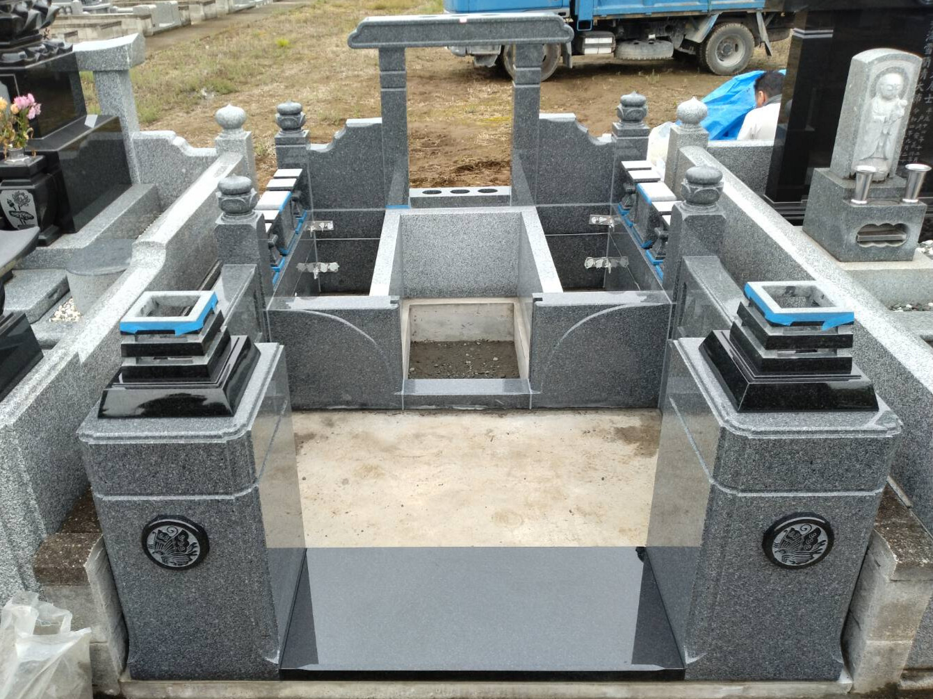 墓石建立の様子
