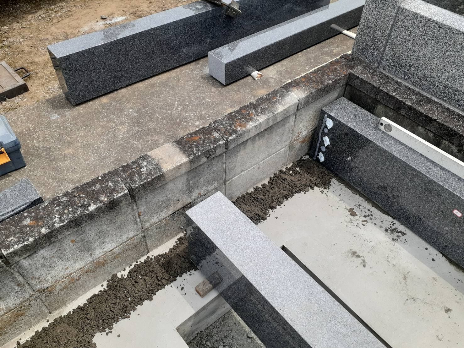 外柵を施工している様子