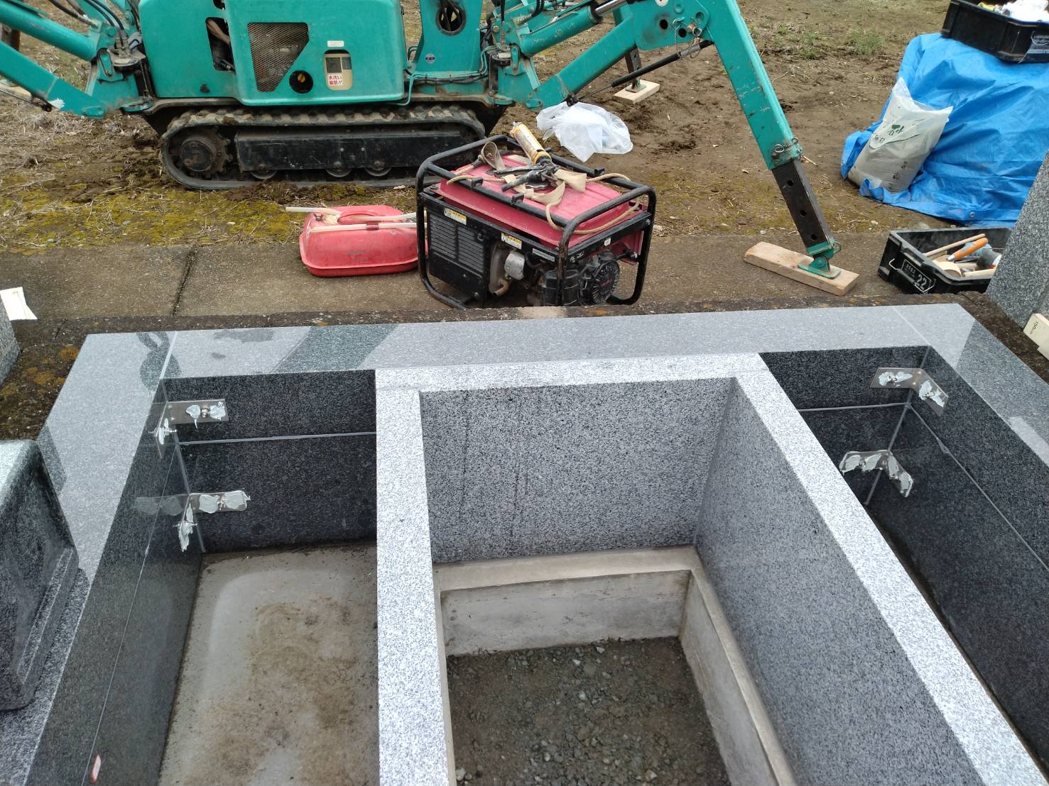 耐震補強をしている様子(墓石のカレン施工)