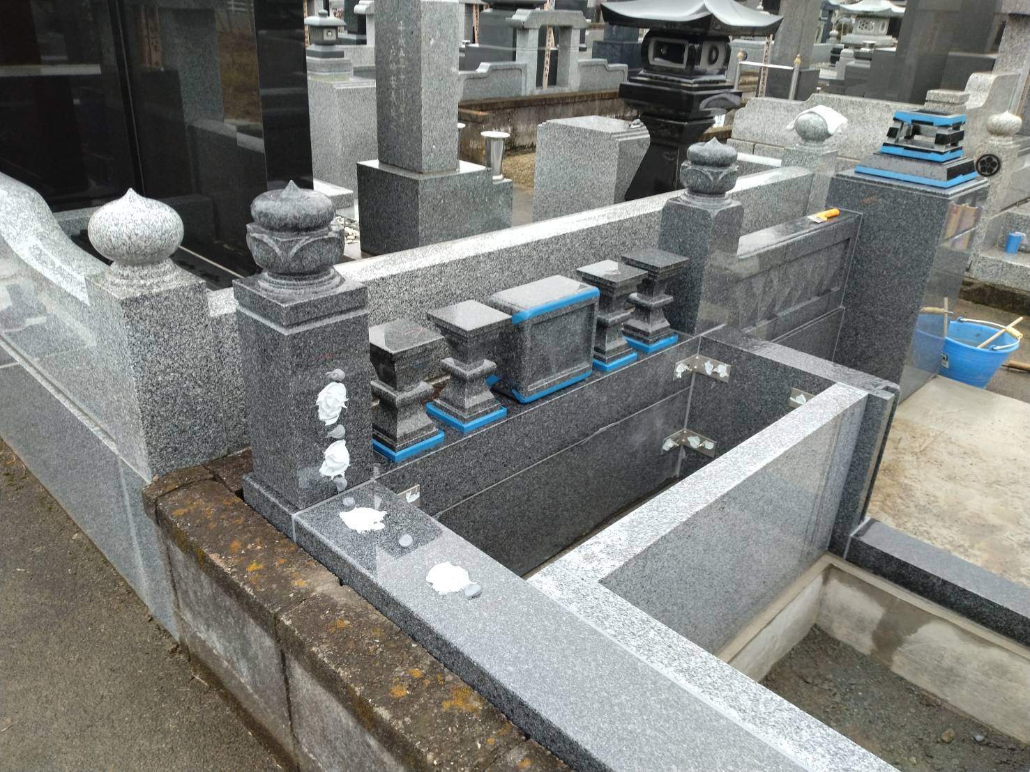 擬宝珠柱を施工している様子