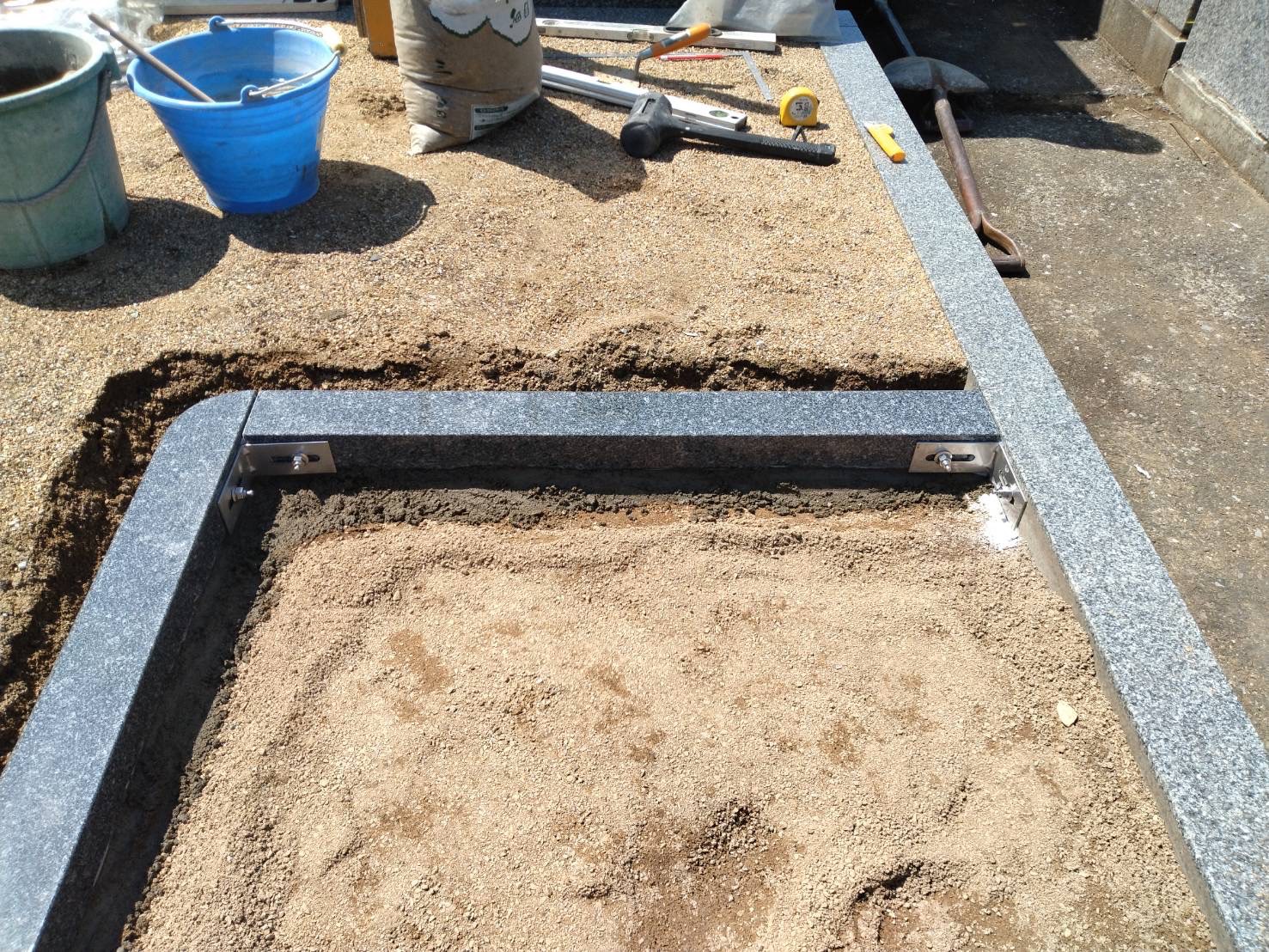 墓石補強の様子(群馬県館林市龍興寺)